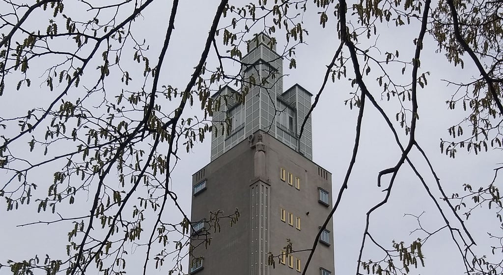 Magdeburger Stadtpark: Der Albinmüller-Turm verfügte einst über ein Café im Glasaufbau. Es war 1973 eröffnet worden.