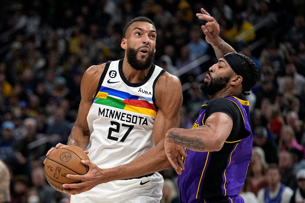 Rudy Gobert (l) wird das Spiel der Minnesota Timberwolves gegen die Los Angeles Lakers verpassen.