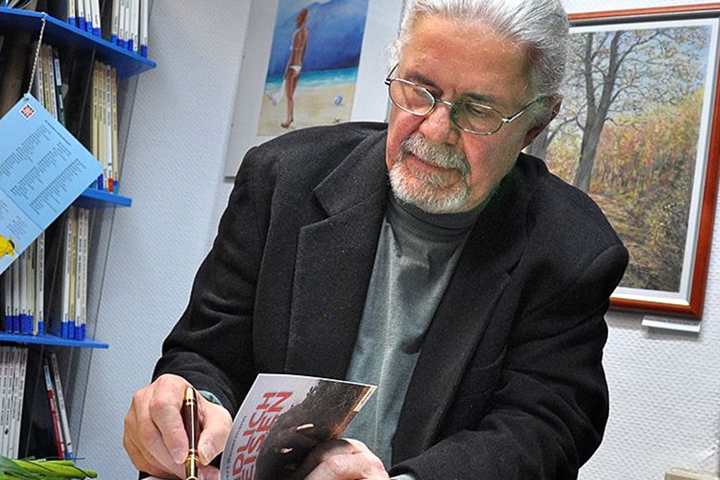 Robert Beuermann schrieb am Ende seiner Veranstaltung zahlreiche Signaturen auf die ersten Buchseiten seines Reisebandes.