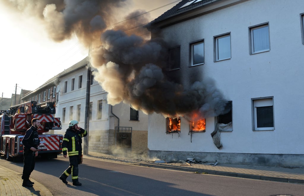 Bei Ankunft der Rettungskräfte schlugen Flammen und quoll dichter Rauch aus den Fenstern der brennenden Wohnung. 
