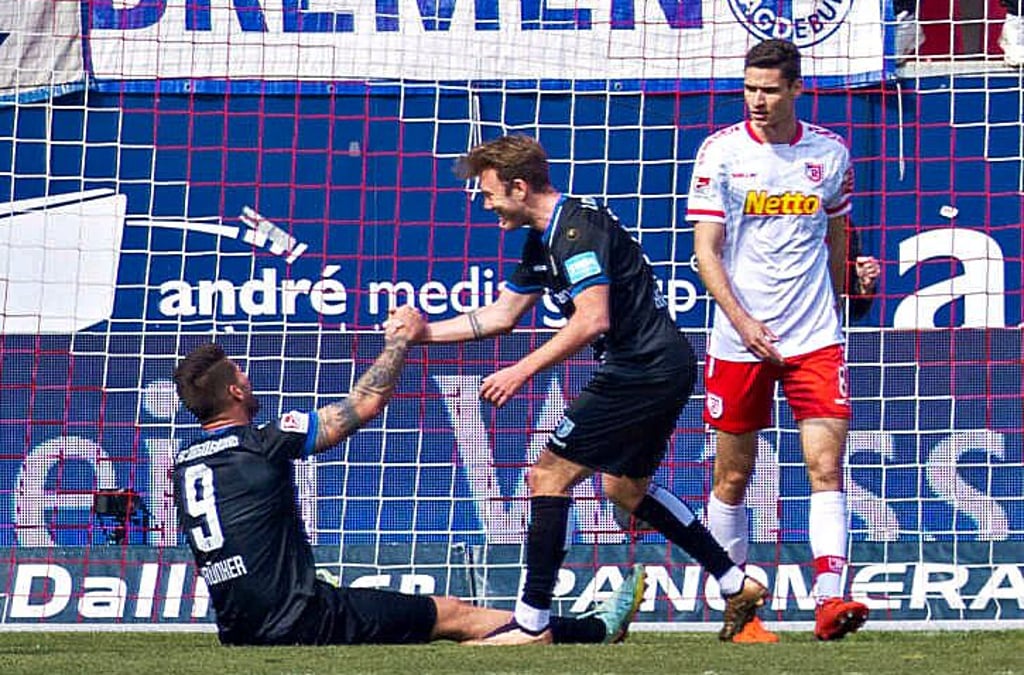 Kai Brünker (l.) und Connor Krempicki feiern das 2:1.