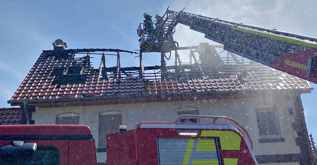 Der Dachstuhl des Hauses am Ortsrand stand komplett in Flammen.