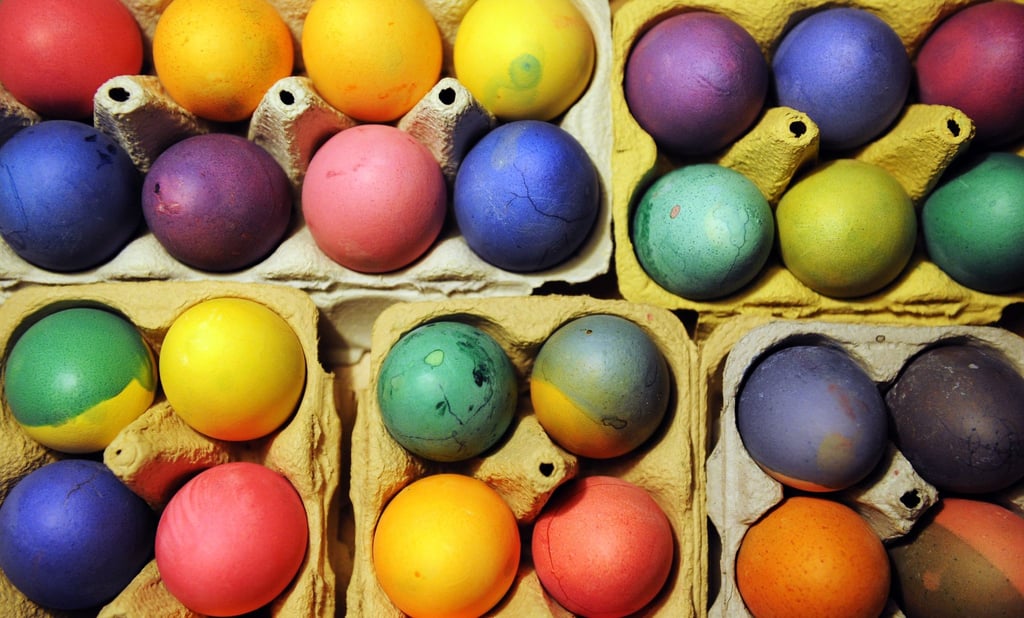 Bunt gefärbte Ostereier liegen in Eierkartons.