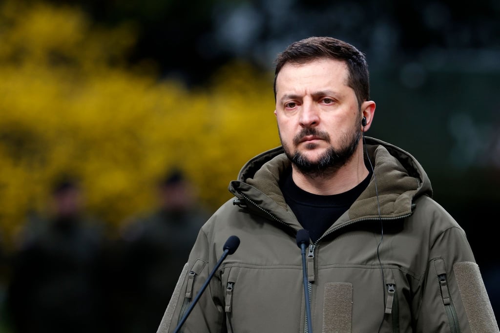 Wolodymyr Selenskyj nimmt an einer Pressekonferenz teil.