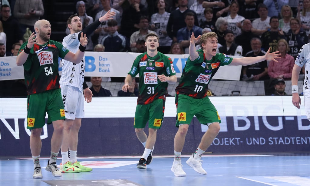 Gisli Kristjansson (r.) und Oscar Bergendahl (l.) wollen nicht glauben, dass der vermeintliche Siegtreffer von Kay Smits nicht zählte.