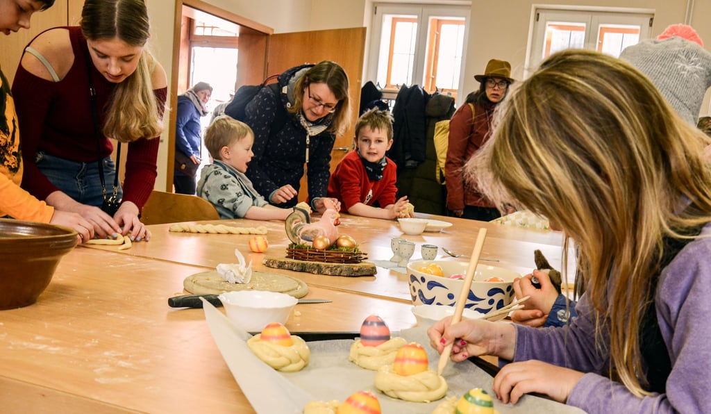 Auch Helena Probst (rechts) war beim Osterbacken im Haus Püggen mit dabei.