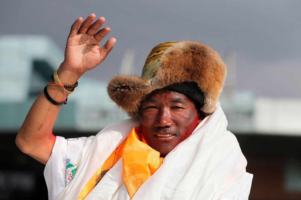 Der bekannte nepalesische Bergführer Kami Rita Sherpa winkt bei seiner Ankunft in Kathmandu.