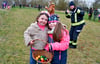 Erfolgreich haben Jennifer und Hannah beim Havelberger Osterfest auf dem Areal für die Jüngsten nach Eiern gesucht.