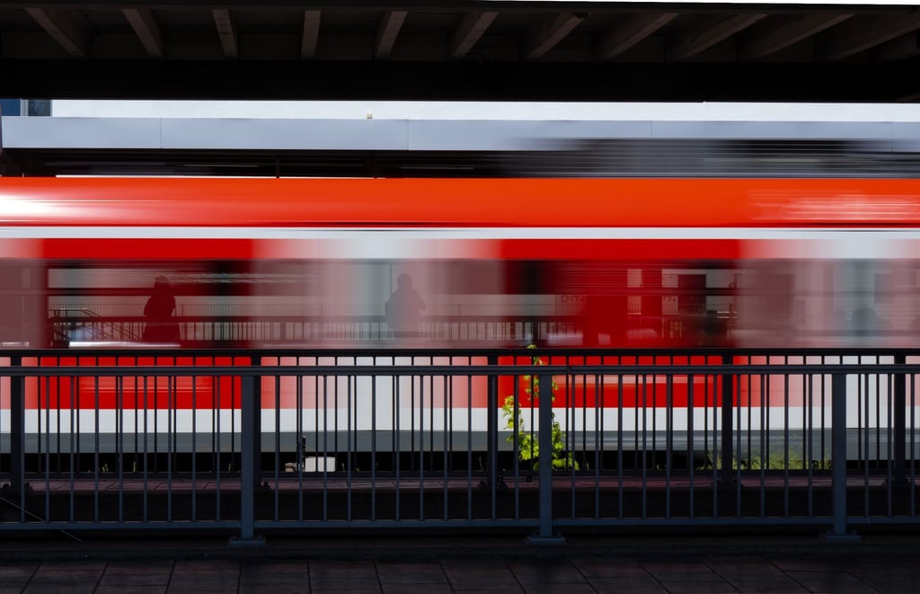 Die zwei Männer wurden von S-Bahnen überrollt und überlebten (Symbolbild).