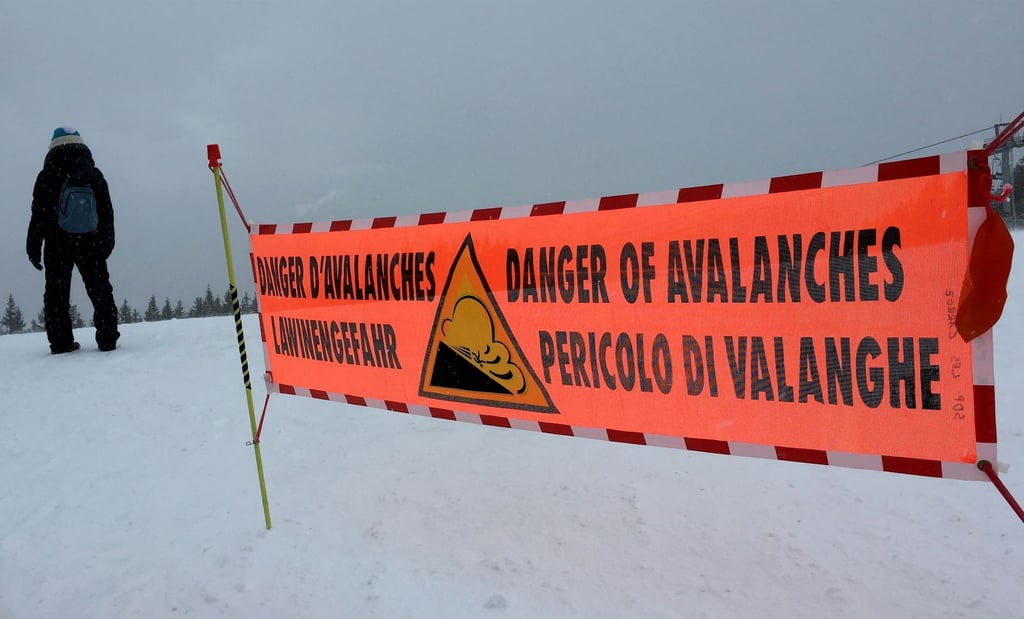 Ein Banner weist auf hohe Lawinengefahr in den Alpen hin.