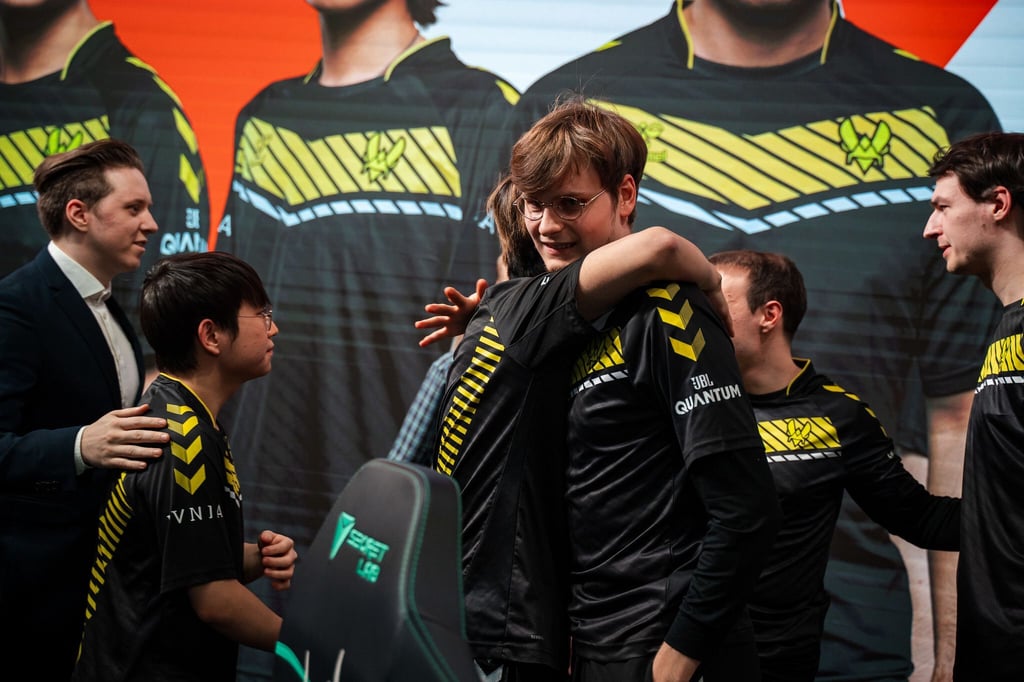 Für den Deutschen Upset (Mitte) lief die Gruppenphase mit Vitality in der LoL-Liga LEC makellos.
