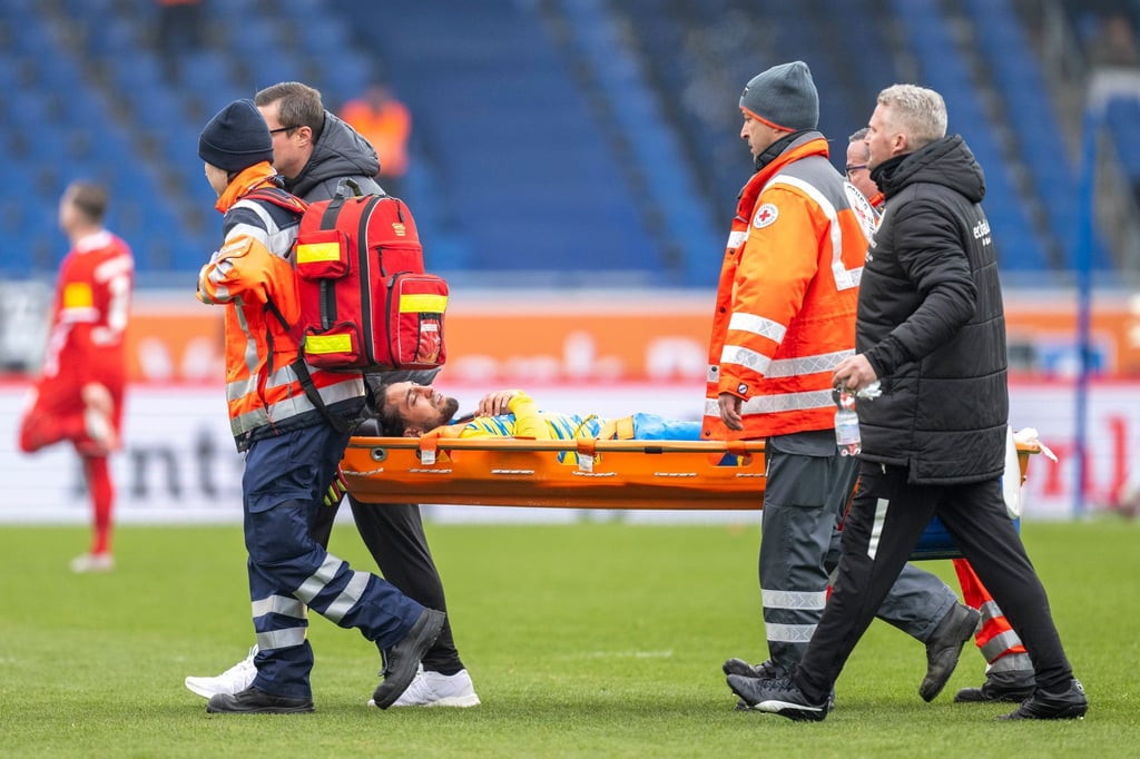 Braunschweigs Immanuel Pherai wird verletzt vom Platz getragen.