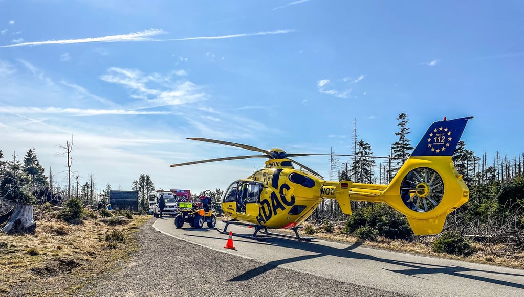 Der Hubschrauber bei seiner Landung auf der Brockenstraße.