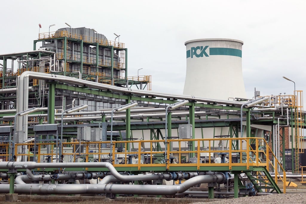Ein Turm mit einem „PCK“-Logo ist auf dem Gelände der Raffinerie PCK zu sehen.