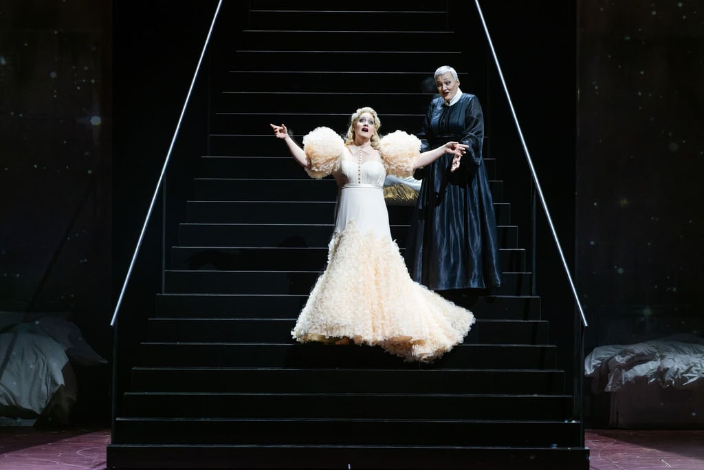 Michaela Schuster als „Die Amme“ (r) und Elza van den Heever als „Die Kaiserin“ (l) stehen während der Generalprobe der Oper „Frau ohne Schatten“ auf der Bühne des Festspielhauses Baden-Baden.