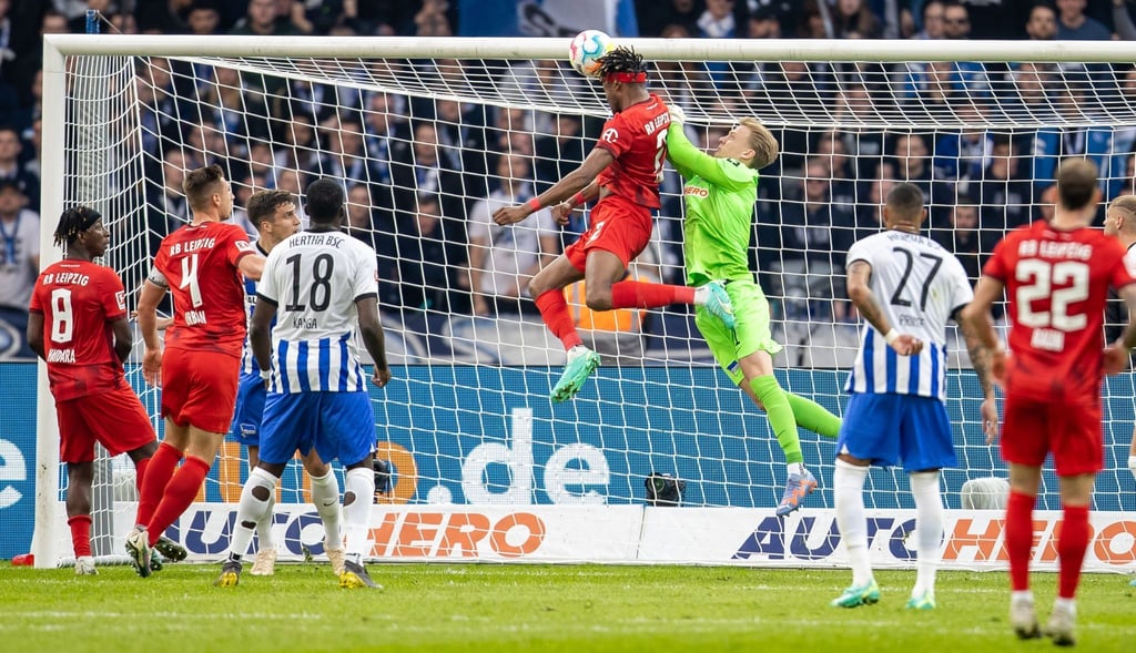 Mohamed Simakan (4.v.r) von RB Leipzig in Aktion gegen Berlins Torwart Oliver Christensen (3.v.r).