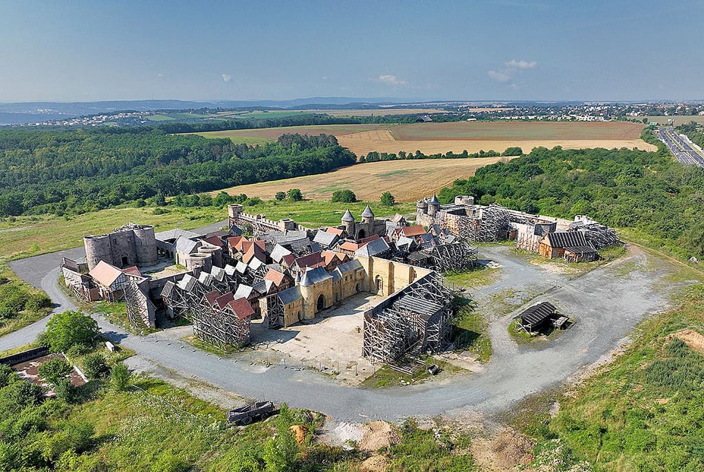 Auf dem riesigen Studiogelände befindet sich auch ein komplettes Mittelalter-Dorf aus Holz, Pappe und Styropor.
