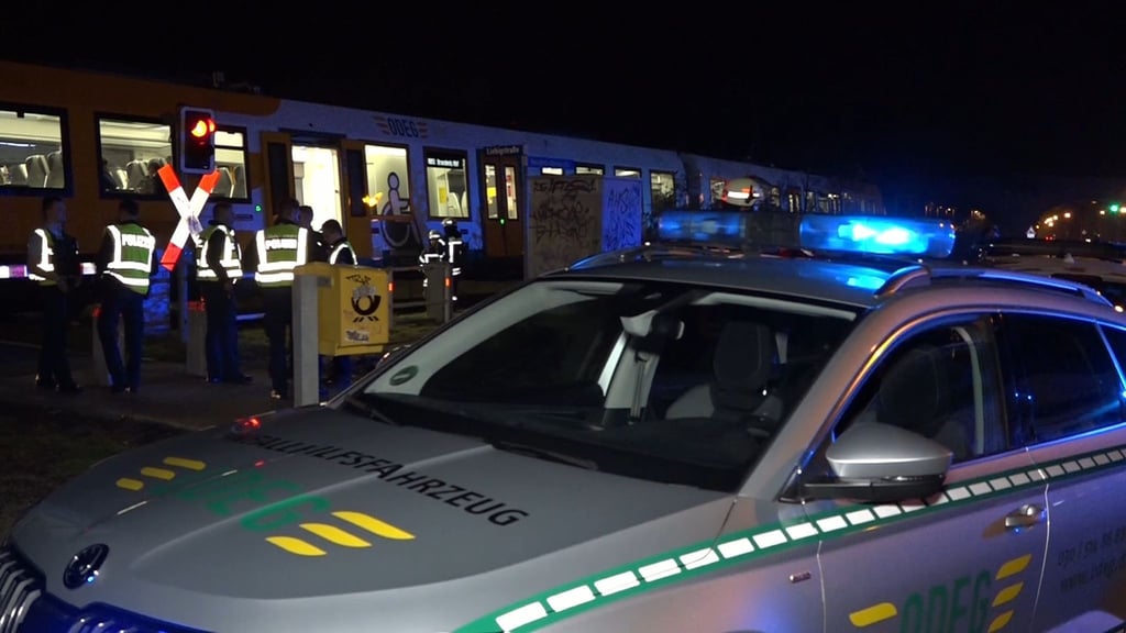 Ein Notfallfahrzeug der Odeg steht mit Blaulicht am Unfallort, wo ein Zug eine ältere Dame an einem Bahnübergang erfasst hatte.