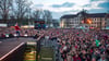So voll hat man den Annaburger Schulfestplatz wohl noch nie gesehen. Tausende  Besucher feiern das MDR Jump-Osterfeuer.