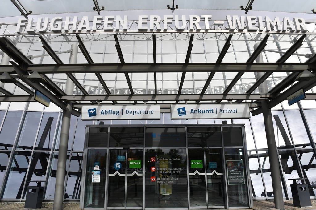 „Flughafen Erfurt-Weimar“ steht an der Abfertigungshalle des Flughafens Erfurt-Weimar.