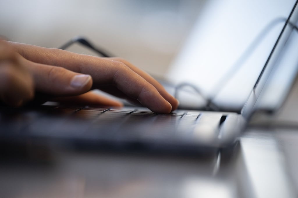Eine Frau arbeitet an einem Laptop. Für die überwältigende Mehrheit der Menschen in Deutschland ist das Internet eine Selbstverständlichkeit geworden.