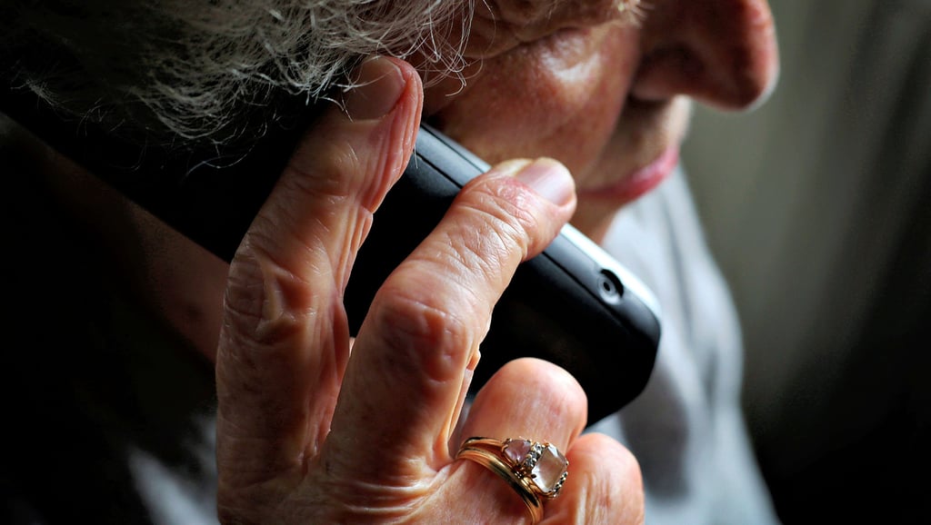 Besonders Senioren sind immer wieder Opfer von Telefon- und Haustürgeschäften. Dabei lassen sich die Täter immer wieder neue Betrugsmaschen einfallen. So sind seit Herbst 2022 die sogenannten Buchtricks mit Bertelsmann-Lexikotheken im Kommen.