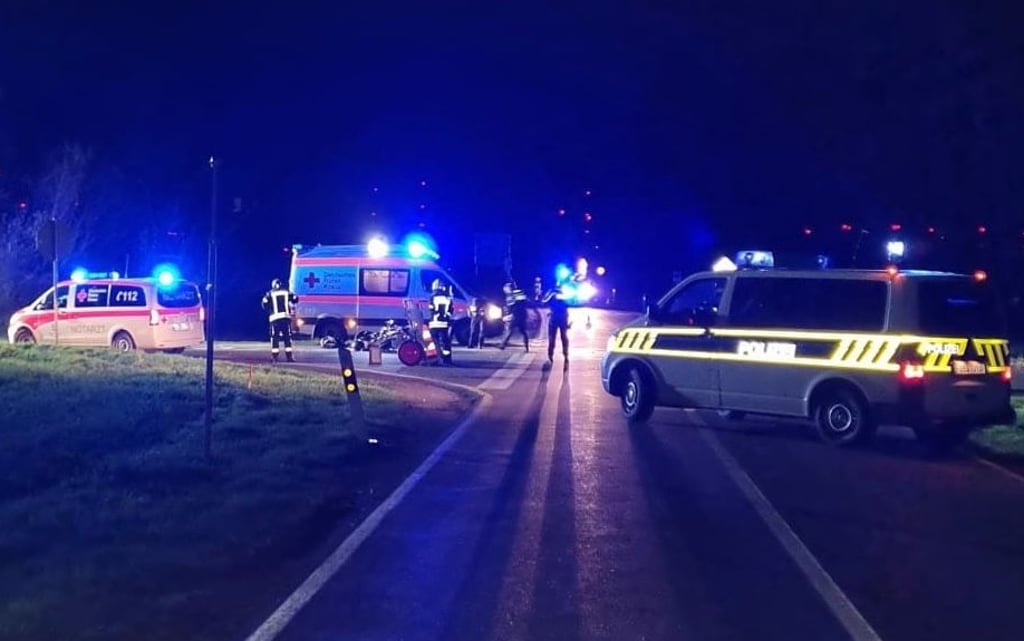 Ein schwerer Verkehrsunfall hat sich am Montagabend an der Chausseekreuzung bei Plötzkau ereignet.