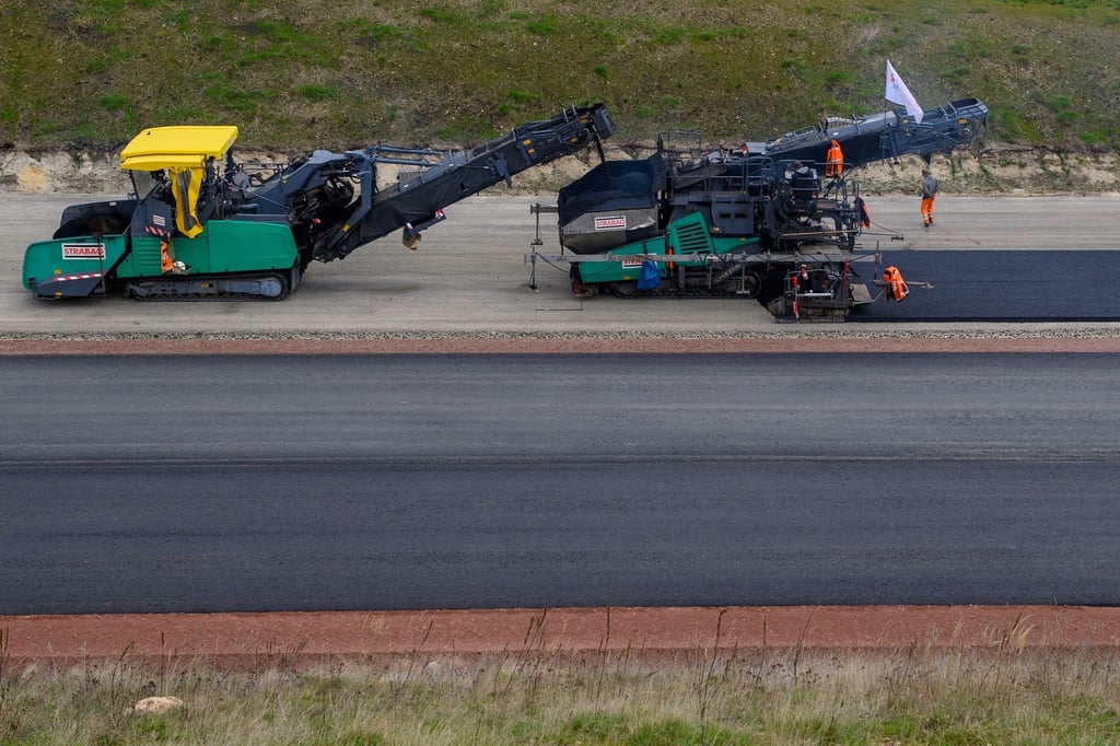 Arbeiter asphaltieren auf der A14-Baustelle die Fahrbahn der zuküftigen Autobahn. (zu dpa „Rohstoffmangel und Preisanstieg