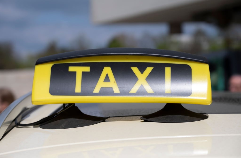 Bei der Jahres-Pressekonferenz der Innung des Berliner Taxigewerbes steht ein Taxi.