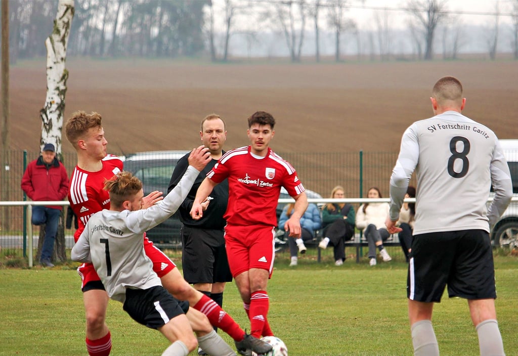 Die Garitzer, hier mit Torschütze Maximilian Schulze (Nr. 7) und Marian Carow (r.), gaben alles und verkauften sich gegen den hohen Favoriten aus Zerbst teuer. Trotz Niederlage verließen die Platzherren das Feld am Ende mit erhobenem Haupt.