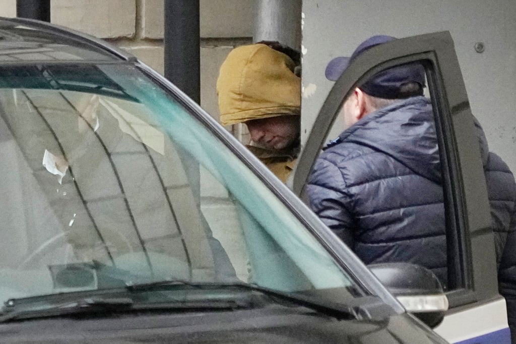 Evan Gershkovich wird von Beamten in Moskau zu einem Bus eskortiert. Ein russisches Gericht hat gegen den Korrespondenten vom „Wall Street Journal“ Haftbefehl wegen angeblicher Spionage erlassen.