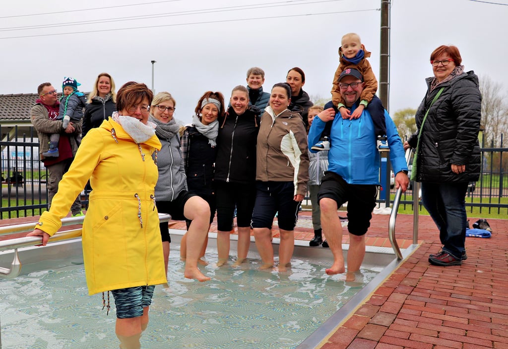 Frauen und Männer vom Kneipp-Verein in Aken waren am Samstag bei 9 Grad und bedecktem Himmel mutig und haben die Saison im Wasser- und Gesundheitspark mit einigen Runden im Wassertretbecken eröffnet.
