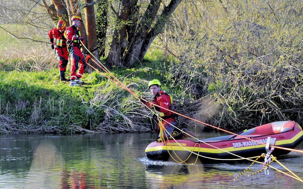 Profis bei der Arbeit: Die Fließwasserretter des DRK-Landesverbandes Sachsen-Anhalt, die am Gründonnerstag an den Saalestaustufen Naumburg übungshalber eine Seilfähre von Ufer zu Ufer aufbauten, sind deutschlandweit neben Bayern und Sachsen führend auf diesem Gebiet.