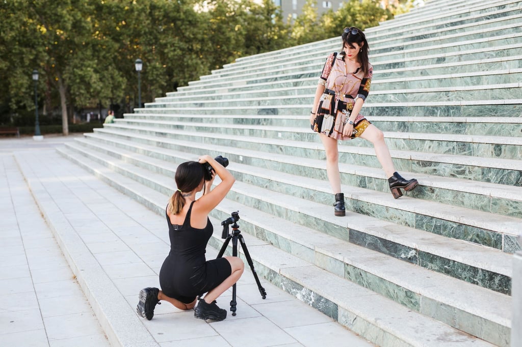 Klare Regeln: Kreative Modefotografie braucht Models und Ambiente. Wer etwas Gebrauchtes verkaufen will, fotografiert Kleidung besser nüchtern am Bügel hängend.