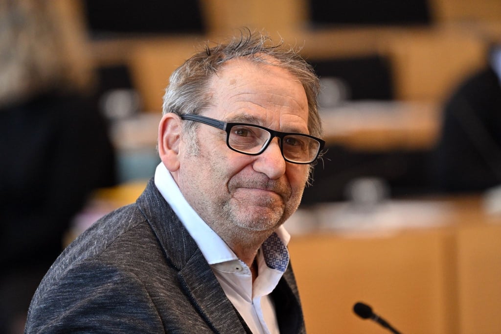 Bernhard Stengele (Bündnis90/Die Grünen), Minister für Umwelt, Energie und Naturschutz von Thüringen, sitzt im Plenarsaal vor Beginn der Sitzung des Thüringer Landtags.