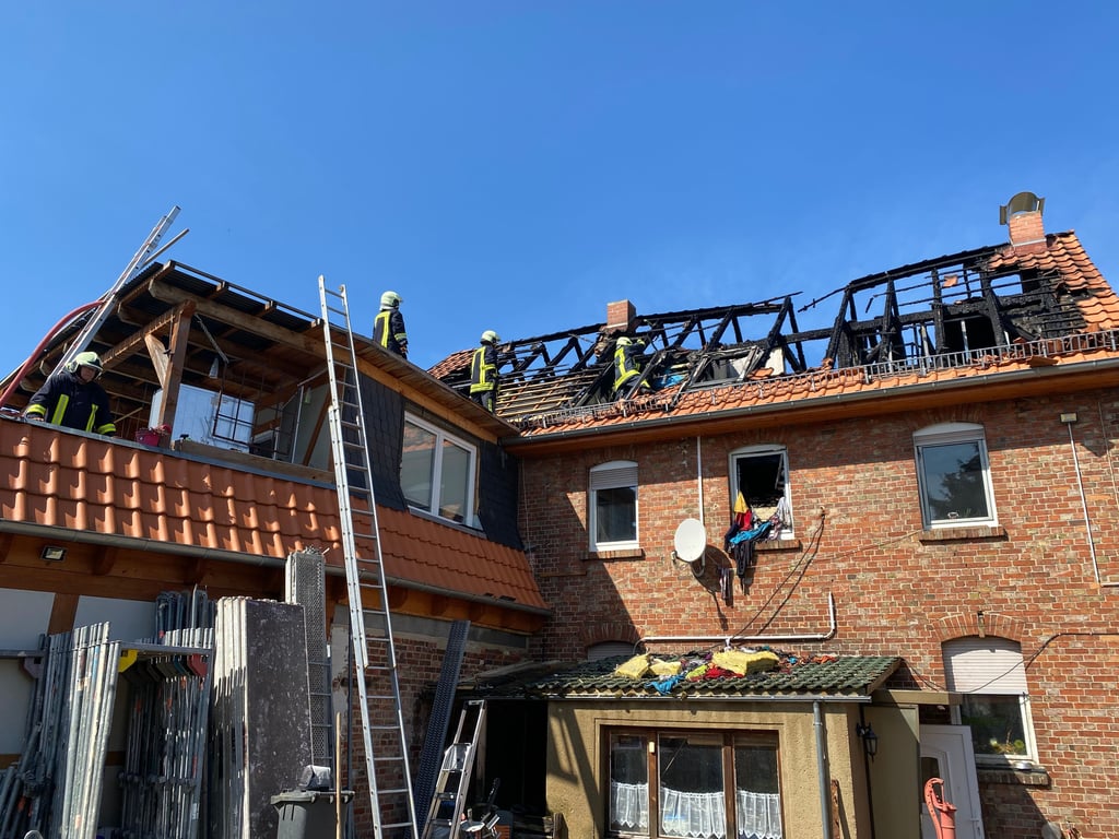 Nach den Löscharbeiten in Eilenstedt ist klar: Der Schaden aufgrund der Flammen und des Löschwassers ist immens.