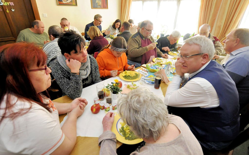 Fürwahr mittendrin statt nur dabei: Im Gespräch mit Doreen Weigelt (l.) und Bianca Neumann, die regelmäßig zur Tafel kommen, erfährt Landrat Götz Ulrich so manches Detail aus dem gewiss nicht immer leichten Alltag der beiden Frauen.