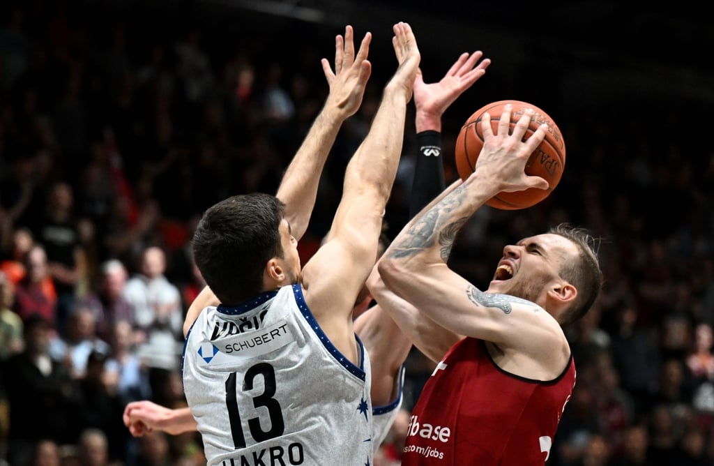 Der Chemnitzer Arnas Velicka (r) und Crailsheims Bruno Vrcic kämpfen um den Ball.