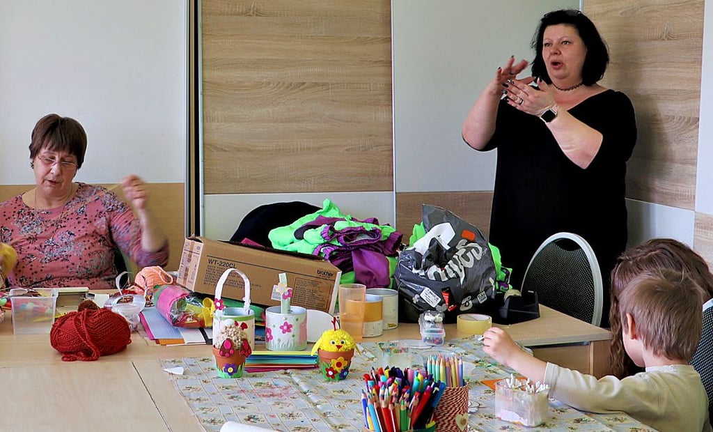 Unter der Anleitung von Kerstin Ott (stehend) und Margit Vogt (sitzend) wurden im Jugendhaus Parey Osterhasen und Osterküken im Tontopf gebastelt.