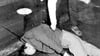Erst mit spitzer, dann mit stumpfer Gewalt: Ein Wittenberger zeigt der Kripo 1986 an einer Puppe, wie er seine Bekannte tötete.
