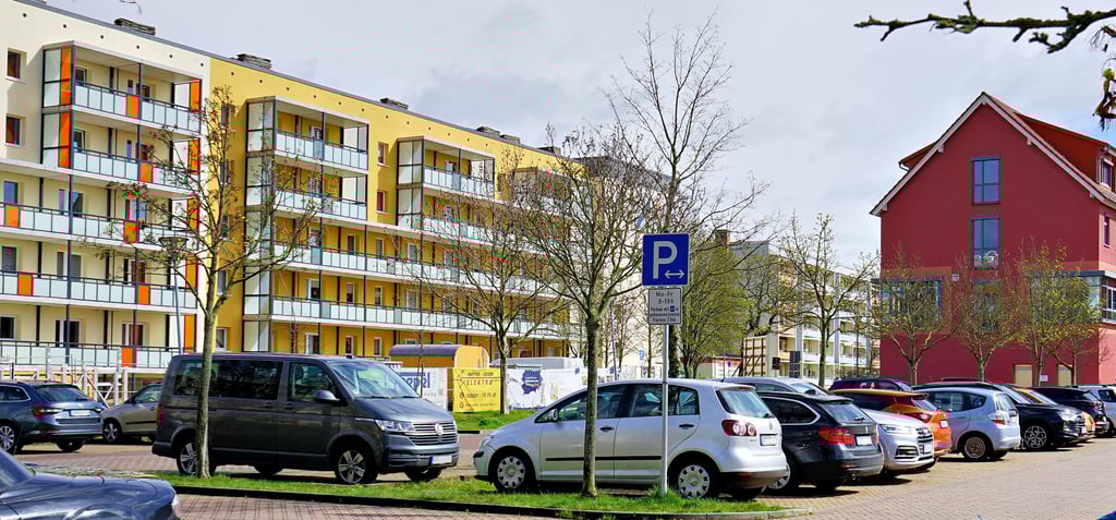 Zu Stoßzeiten ist der Parkplatz hinterm Rathaus stark frequentiert. Vielen Fahrern fällt zudem das Rangieren wegen sehr enger Parktaschen schwer.