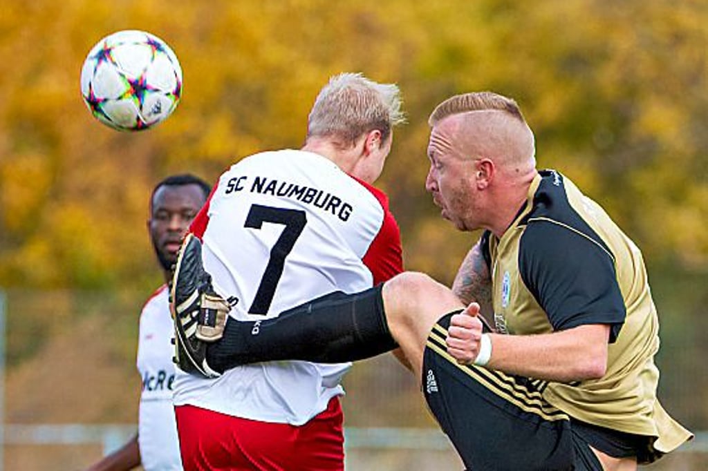 Ronny Sieber (r.), hier als Aktiver für den FC RSK II, hat sich - wie im Dezember vergangenen Jahres - die 50 Euro des Wochensiegers geschnappt.