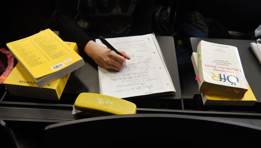 Wer endgültig durchs erste juristische Staatsexamen rasselt, steht nach langem Studium ohne Abschluss da. Studiengänge, die einen Bachelorabschluss vor den Prüfungen ermöglichen, senken den Druck.