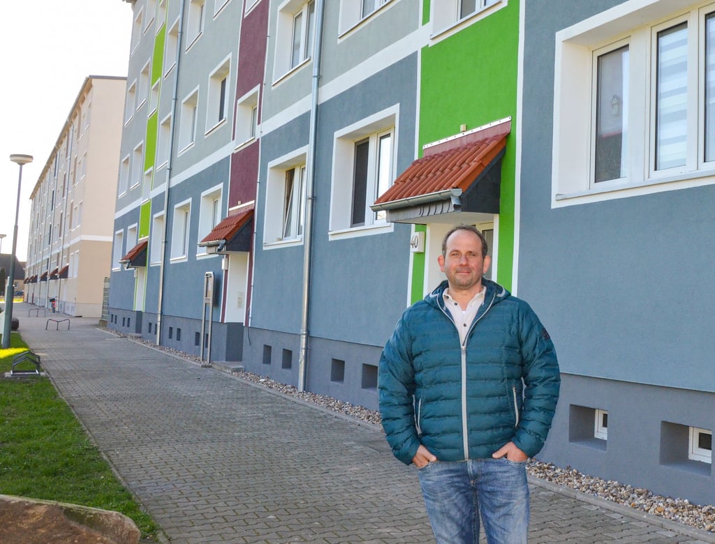 Rund eine Million Euro hat die Rhode Hausverwaltung für die Sanierung der Wohngebäude seit dem Kauf im Jahr 2020 investiert. Nach den Außenfassaden möchte Geschäftsführer Christian Rhode jetzt die Wohnungen auf den aktuellen Stand bringen.