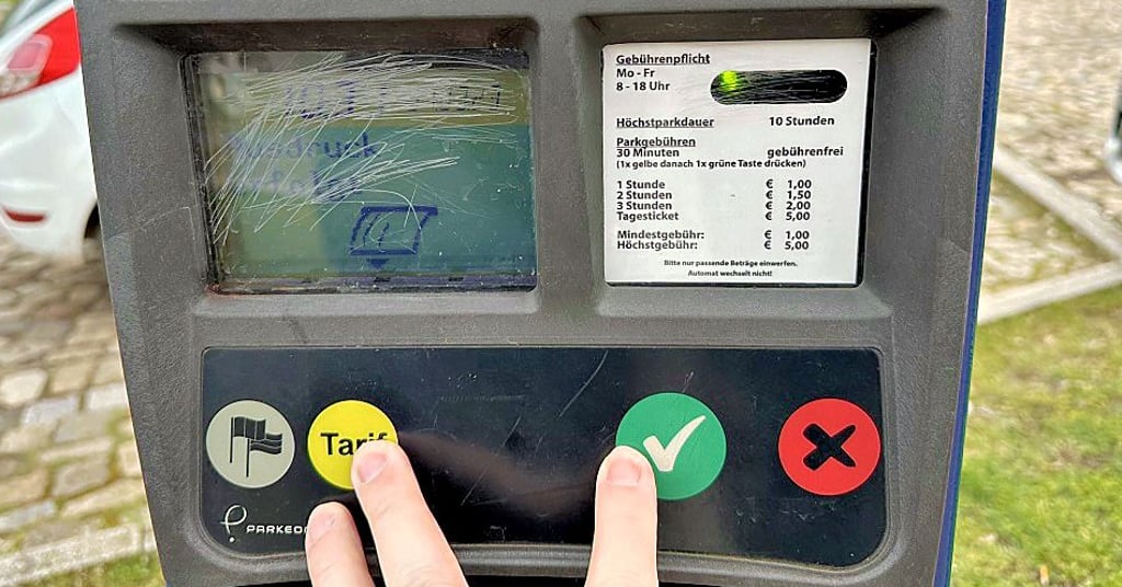 Gelbe und grüne Taste drücken – dann folgt das Ticket für die Brötchentaste, die nun abgeschafft werden soll.
