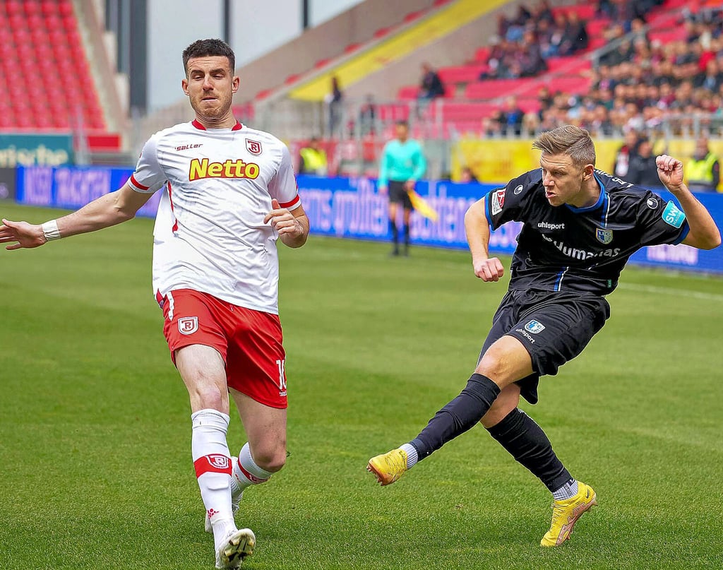 Magdeburgs Außenverteidiger Maximilian Ullmann (r.) schaltete sich am Ostersonntag bei Jahn Regensburg auch offensiv ein.