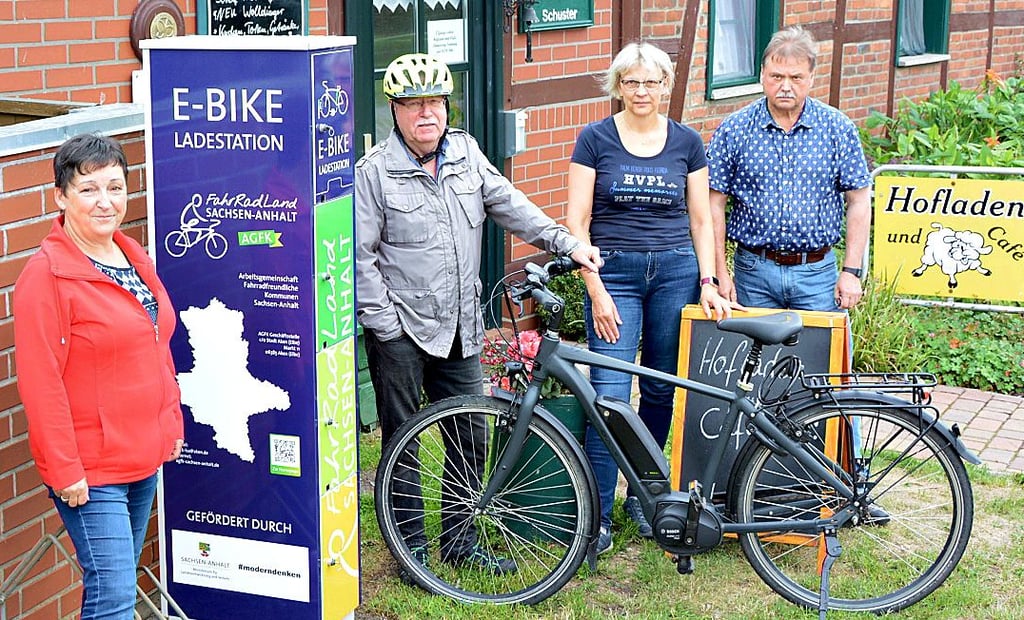 Vor zwei Jahren wurde die erste kommunale Ladestation für E-Bike-Fahrer in der Verbandsgemeinde Seehausen vor dem Café der Schäferei Schuster in Beuster in den Dienst gestellt.