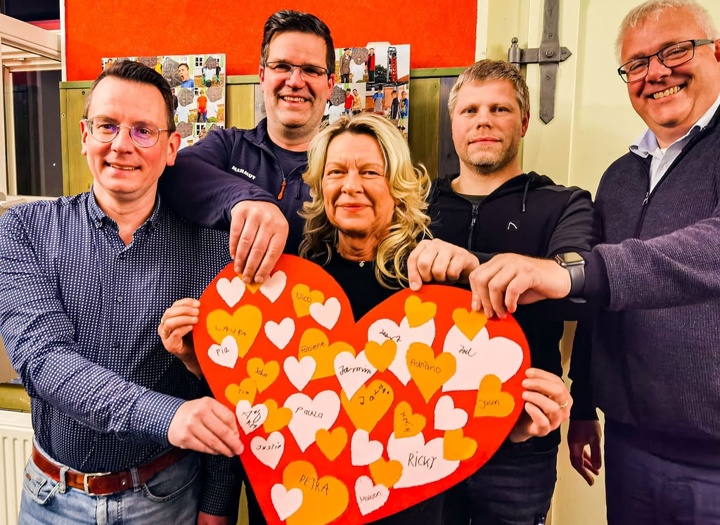 Ein Herz für Maya zeigen die Blankenburger Lions um Lars Grundmann, Thomas Wegener, Martina Stolt, Andreas Meyer und Steffen Raßfeld (von links).