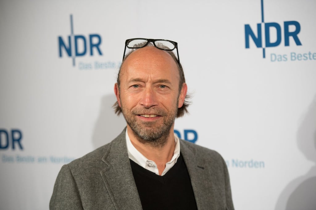 Der mittlerweile verstorbene Schauspieler Sven Walser lächelt.