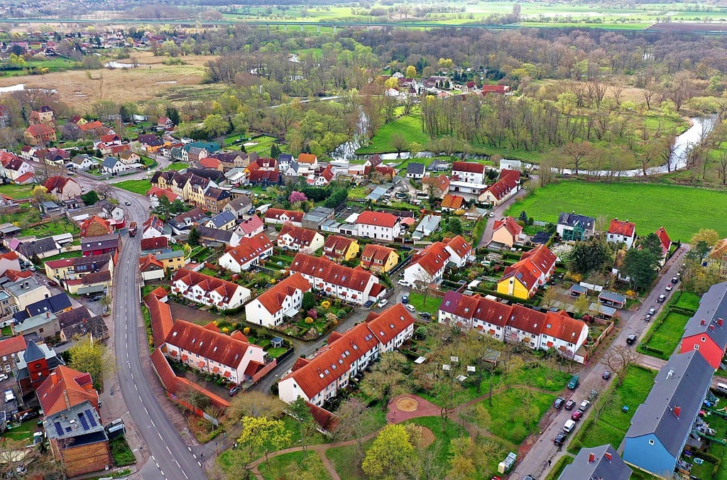 Luftaufnahme von Radewell: Das Stadtviertel erstreckt sich entlang der Regensburger Straße und zieht sich bis zum Ortsteil Burg.